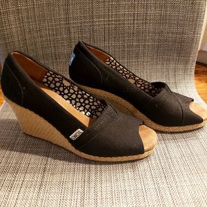 TOMS Open Toe black wedges🖤
